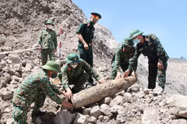 Cận cảnh công binh xử lý quả bom nặng gần 230kg