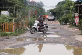 Hà Nội: Cận cảnh con đường cứ mưa là ngập