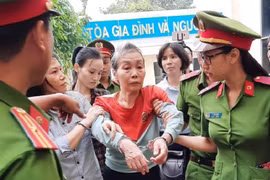 Bị cáo vụ giết người giấu xác trong bê tông phải dìu tới tòa