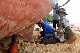 Giải cứu loạt tàu chìm, mắc cạn ven bờ biển Phú Yên