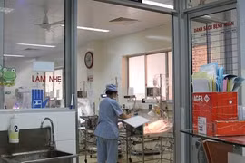 Con của sản phụ bị rạch bụng, vết thương thấu xương mông