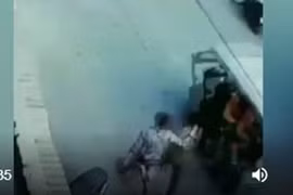 Video: Hai người đàn ông “hứng trọn” đống gạch từ trên cao rơi xuống