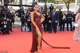 Bạn gái C.Ronaldo đẹp hút mắt trên thảm đỏ LHP Cannes 2021