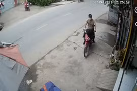 Video: Xôn xao vụ khách ôm vàng bỏ chạy ra khỏi tiệm ở huyện Bình Chánh