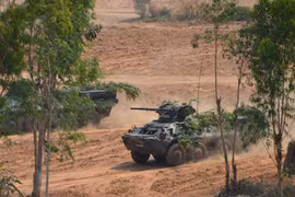Xe tăng, binh lính Thái Lan tập trận ầm ầm