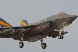 F-35C bay thử nghiệm với đầy đủ vũ khí gắn ngoài