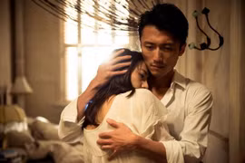 Mẹ chồng đến chơi cho hộp sữa sắp hết hạn, sau cuộc gọi, tôi khóc đòi chồng đổi nhà to hơn