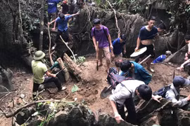 Cận cảnh dân Yên Bái kéo nhau lên rừng đào đá quý rồi thất vọng bỏ về