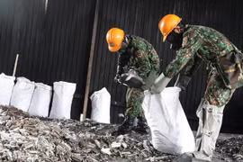 Gallery - Thuỷ ngân cháy Cty Rạng Đông phát tán môi trường - image 16