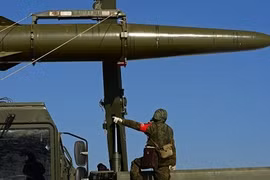 Triển khai tên lửa đạn đạo Iskander ở Kaliningrad, Nga kề "lưỡi kiếm" vào "yết hầu" phương Tây?