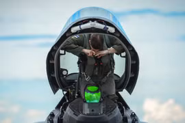 Phi công F-22 Mỹ mắc kẹt 5 giờ trong buồng lái sau tai nạn