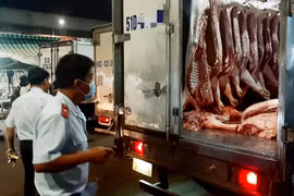 Chợ tự phát “nở rộ”, nhà quản lý lúng túng?