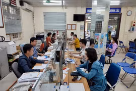 Giải quyết thủ tục cho người dân tại Bảo hiểm Xã hội quận Thanh Xuân - Ảnh: Báo Hà Nội Mới 