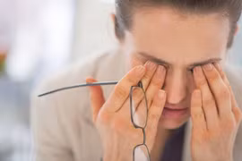 Bác sĩ chỉ cách phân biệt nhìn mờ do đột quỵ và các bệnh về mắt