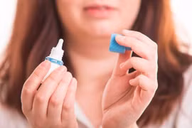 Người đàn ông mới 35 tuổi đã đục thủy tinh thể do thuốc nhỏ mắt