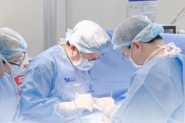 Các bác sĩ đang phẫu thuật cho bệnh nhân. Ảnh BVCC