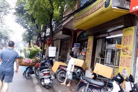 Hà Nội ngập, một người đàn ông bị nước cuốn trôi trên đường