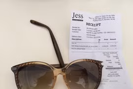 Mua kính ở Jess Lotte Hà Nội giá 10 triệu, khách hàng ngậm đắng