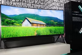 “Trên tay” TV SUHD 105 inch có thể bẻ cong của Samsung