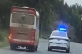 Tài xế xe khách chạy quá tốc độ, tông ô tô của cảnh sát