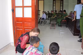 Xót xa những đứa trẻ đến tòa chứng kiến bố mẹ thành bị cáo