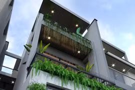 Mở giếng trời, thay cửa kính lớn giúp ngôi nhà cũ luôn dịu mát