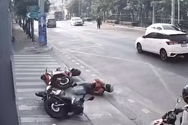 Xe máy không người lái bất ngờ phi qua đường 'hạ gục' người đàn ông 