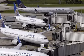 Sốc: United Airlines đưa cốc cho hành khách đi vệ sinh tại chỗ