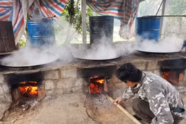 Thủ phủ mật mía đỏ lửa ngày đêm phục vụ Tết Nguyên đán 