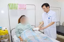 Nữ sinh lớp 12 bị gãy tay do nhóm bạn dùng tuýp sắt, bình xịt hơi cay đánh