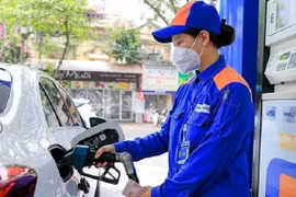 Giá xăng đồng loạt giảm từ chiều 27/2