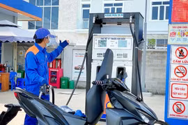 Xăng RON 95 giảm gần 600 đồng/lít
