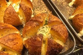 Bánh mì bơ tỏi ăn khách trên mạng, ngồi nhà kiếm tiền triệu mỗi ngày