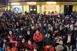"Biển người" ngồi tràn ra đường giải hạn tại chùa Phúc Khánh