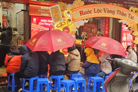 “Đội mưa lạnh” chờ mua vàng trước ngày vía Thần Tài