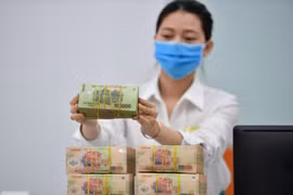 Nhiều ngân hàng nâng lãi suất huy động vượt 7%/năm