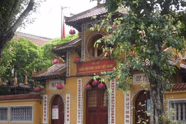 Cửa đền, chùa vắng lặng trong ngày mùng 1