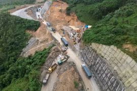 Quốc lộ 19 kẹt cứng hàng cây số do bị sình lún