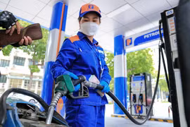Giá xăng hôm nay: Xăng RON 95 về sát 23.000 đồng 