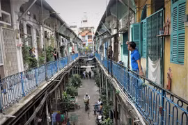 "Đột kích" con hẻm hơn 100 tuổi, khách Tây đến là mê ở Sài Gòn