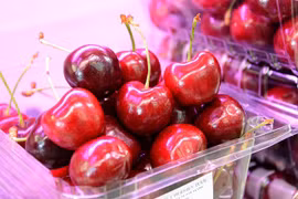 Cherry, việt quất, cua hoàng đế... giá rẻ tranh nhau ở chợ Việt