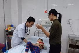 Bác sỹ quên ăn cấp cứu 143 trẻ mầm non nghi bị ngộ độc