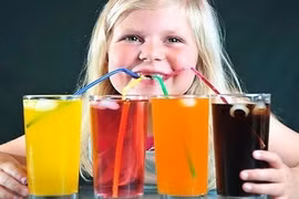 Điều gì xảy ra khi trẻ thường xuyên uống nước ngọt có gas
