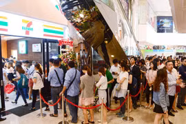 Vỡ mộng 'bành trướng' ở VN, 7-Eleven, GS25 bán bánh tráng trộn, hột vịt lộn