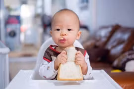 Suy dinh dưỡng vì ăn dặm sớm cho cứng cáp