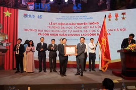 Ngôi trường dẫn đầu về khoa học cơ bản nhận Huân chương Lao động hạng Ba 
