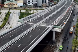 Cầu cạn 5.300 tỷ sắp thông xe vẫn chưa có lối lên xuống