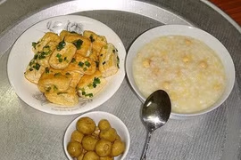 Ăn cháo trắng, hoa mắt suýt ngã cầu thang