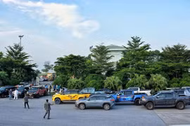 Chung tay đẩy lùi khó khăn từ Covid-19, hàng chục chủ xe bán tải “thức khuya dậy sớm” vận chuyển nhu yếu phẩm