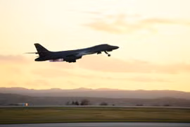 Mỹ đưa 4 máy bay ném bom siêu âm B-1B đến Guam “răn đe” Trung Quốc